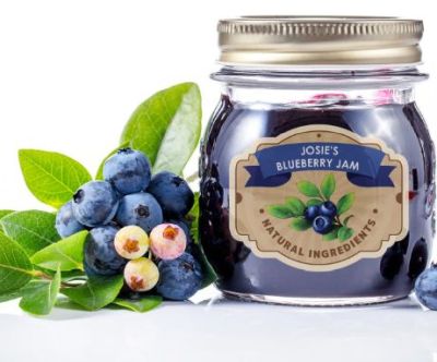 Un pot de confiture de myrtille dont l'étiquette est personnalisée au prénom de Josie