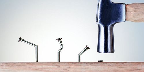 Un marteau essaie 3 fois avant réussir à la quatrième